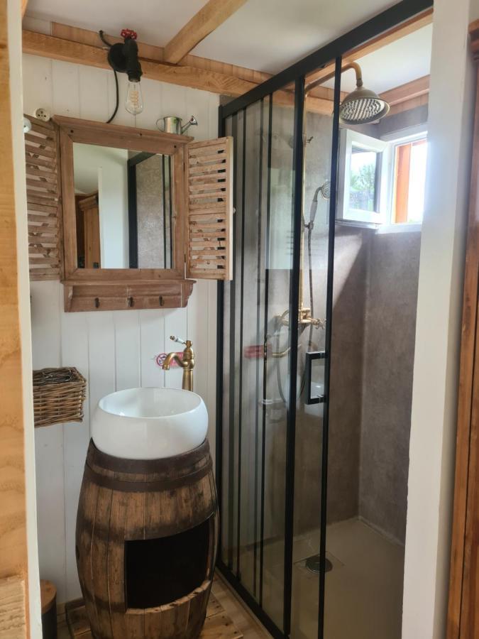 Villa Les Milles Bottes Et Ses Roulottes à Encausse-les-Thermes Extérieur photo