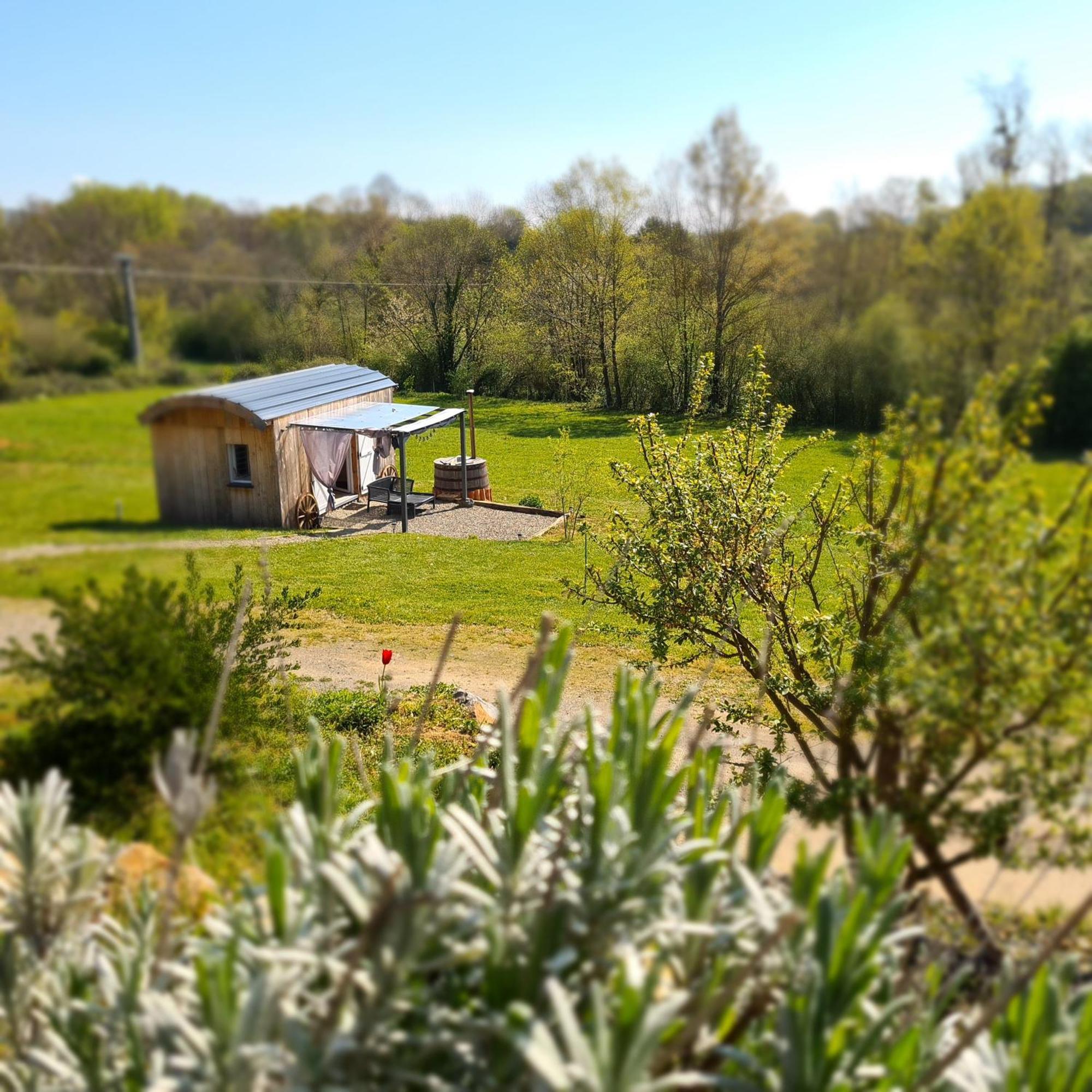 Villa Les Milles Bottes Et Ses Roulottes à Encausse-les-Thermes Extérieur photo