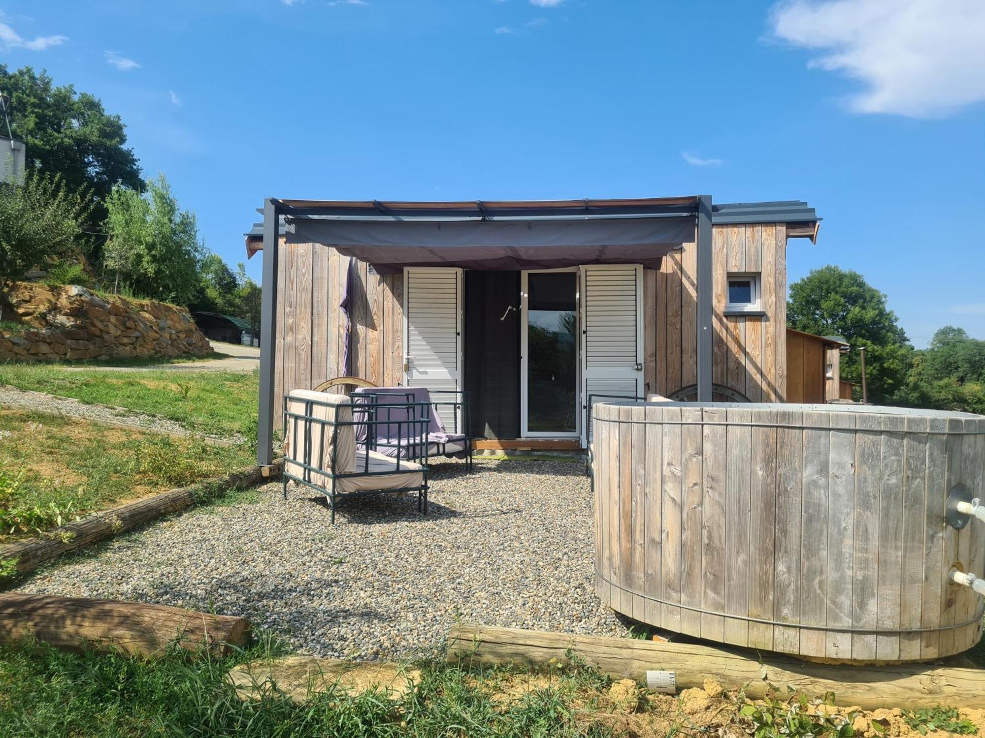 Villa Les Milles Bottes Et Ses Roulottes à Encausse-les-Thermes Extérieur photo