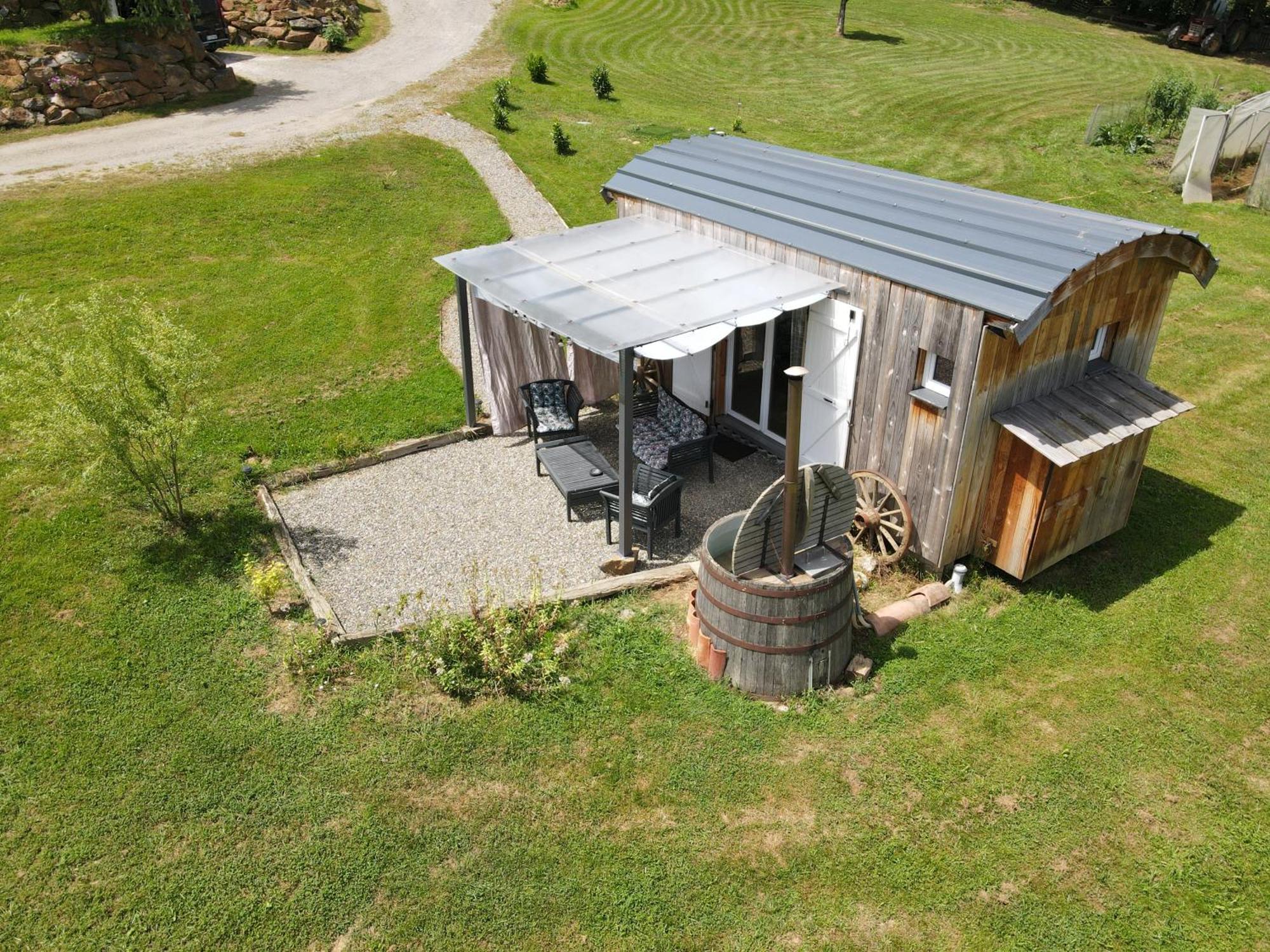 Villa Les Milles Bottes Et Ses Roulottes à Encausse-les-Thermes Extérieur photo